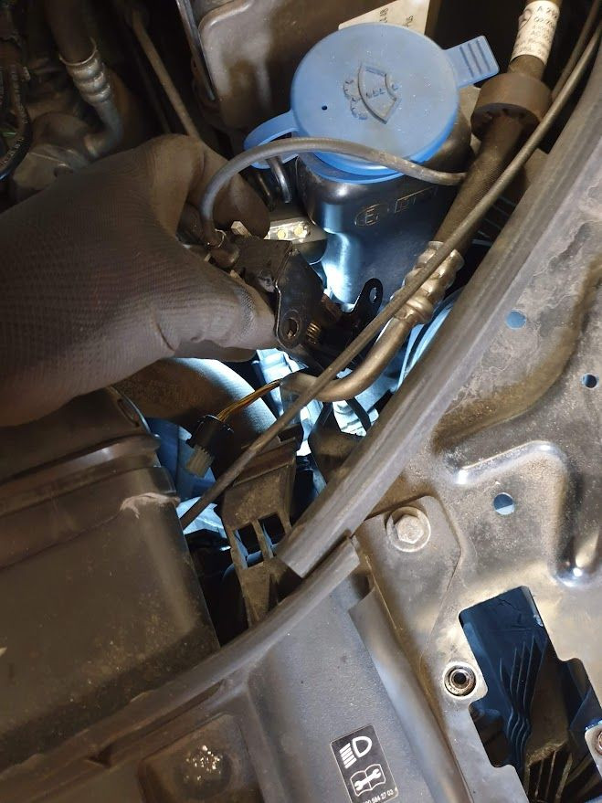 S212 (W212) BJ2011: Motorhaube klemmt, öffnen geht nicht