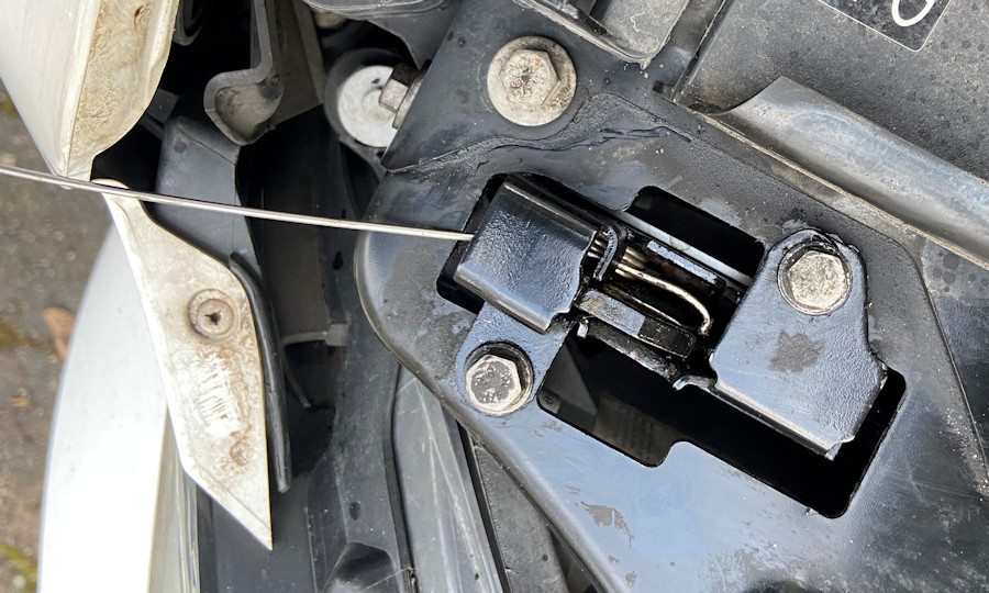 S212 (W212) BJ2011: Motorhaube klemmt, öffnen geht nicht