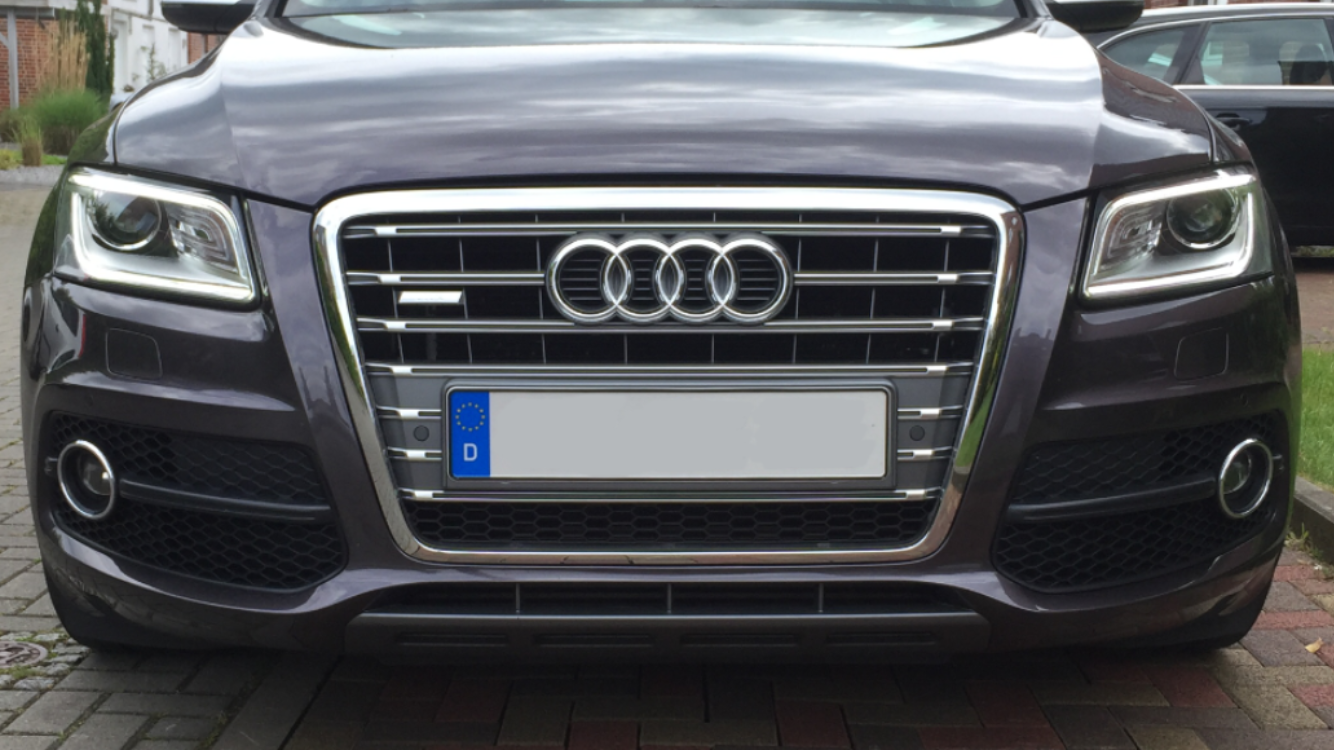S4 Emblem am Kühlergrill befestigen