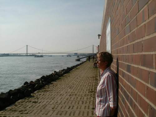 Rheinbrücke mit Promenade