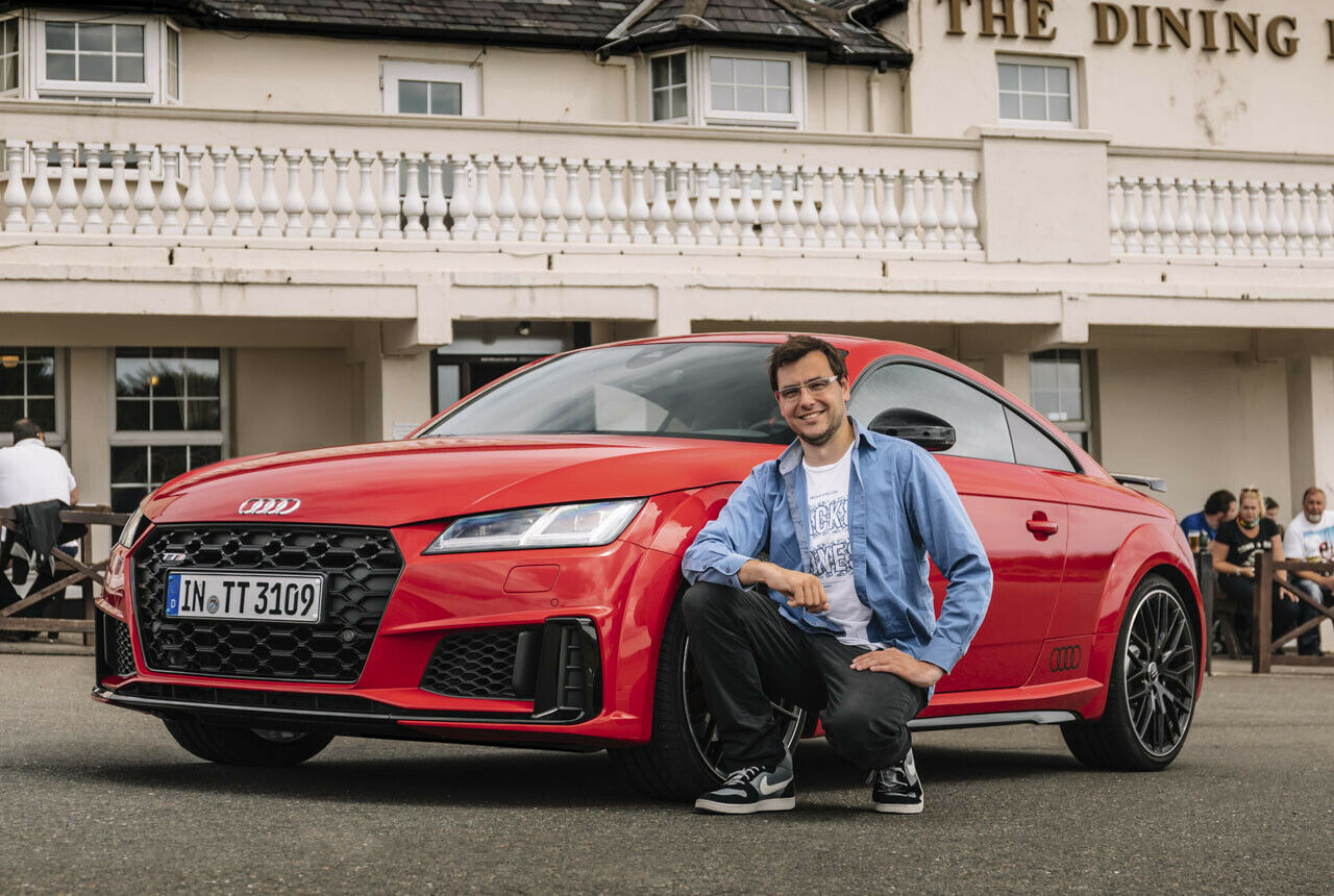 Der geliftete Audi TTS kommt mit breiteren Lufteinlässen und einem Grill mit dreidimensionalen Waben anstelle der Querstreben