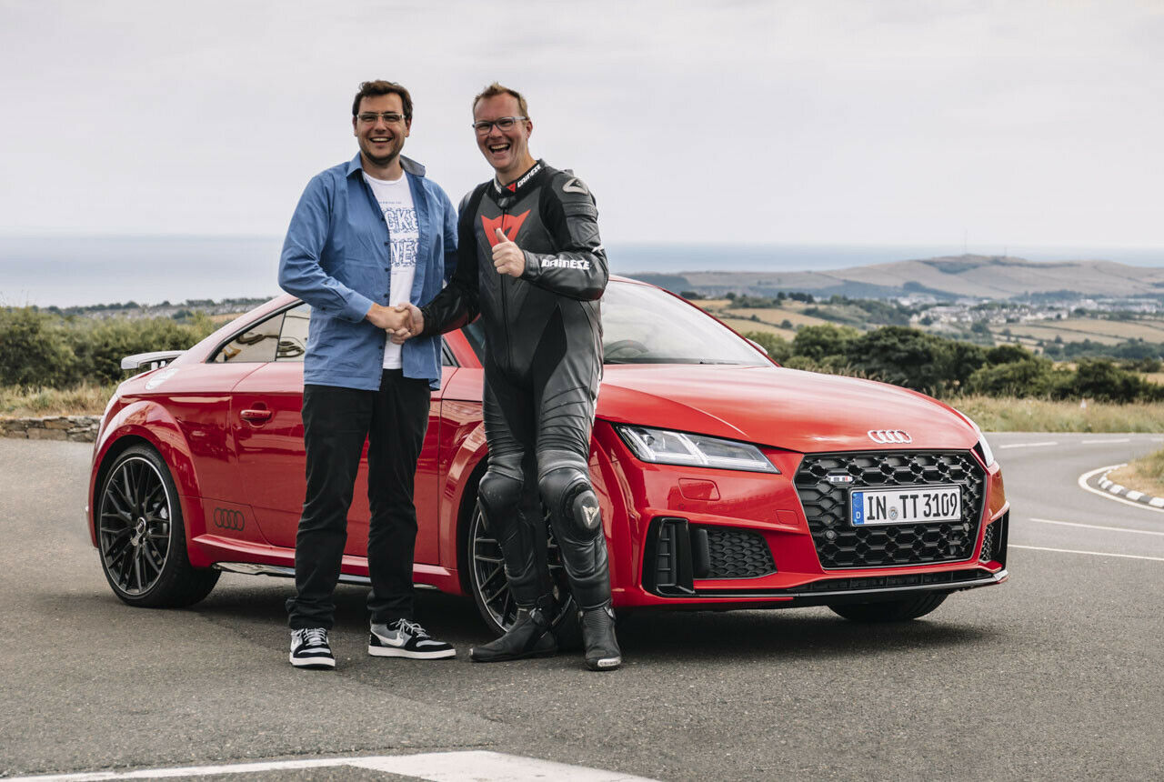 Vor der Fahrt über ein gesperrtes Teilstück der Tourist-Trophy-Rennstrecke holte sich Redakteur Sven Förster Tipps bei Richard Quayle, dem Sieger von 2002