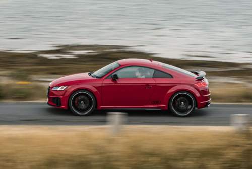Stehender Spoiler, Audi-Logo an der Flanke und schwarze 20-Zöller: Das ist das Competition-Sondermodell des Audi TTS