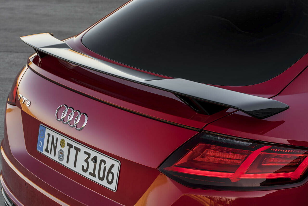 Der Audi TTS Competition kommt mit fest montiertem Spoiler. Die übrigen Modelle klappen jenseits von 120 km/h (oder auf Knopfdruck) einen Flügel hoch