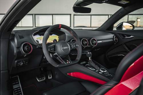 Wer braucht schon einen Mittel-Screen? Beim Audi TTS lässt sich die relevante Information im digitalen Tacho einblenden