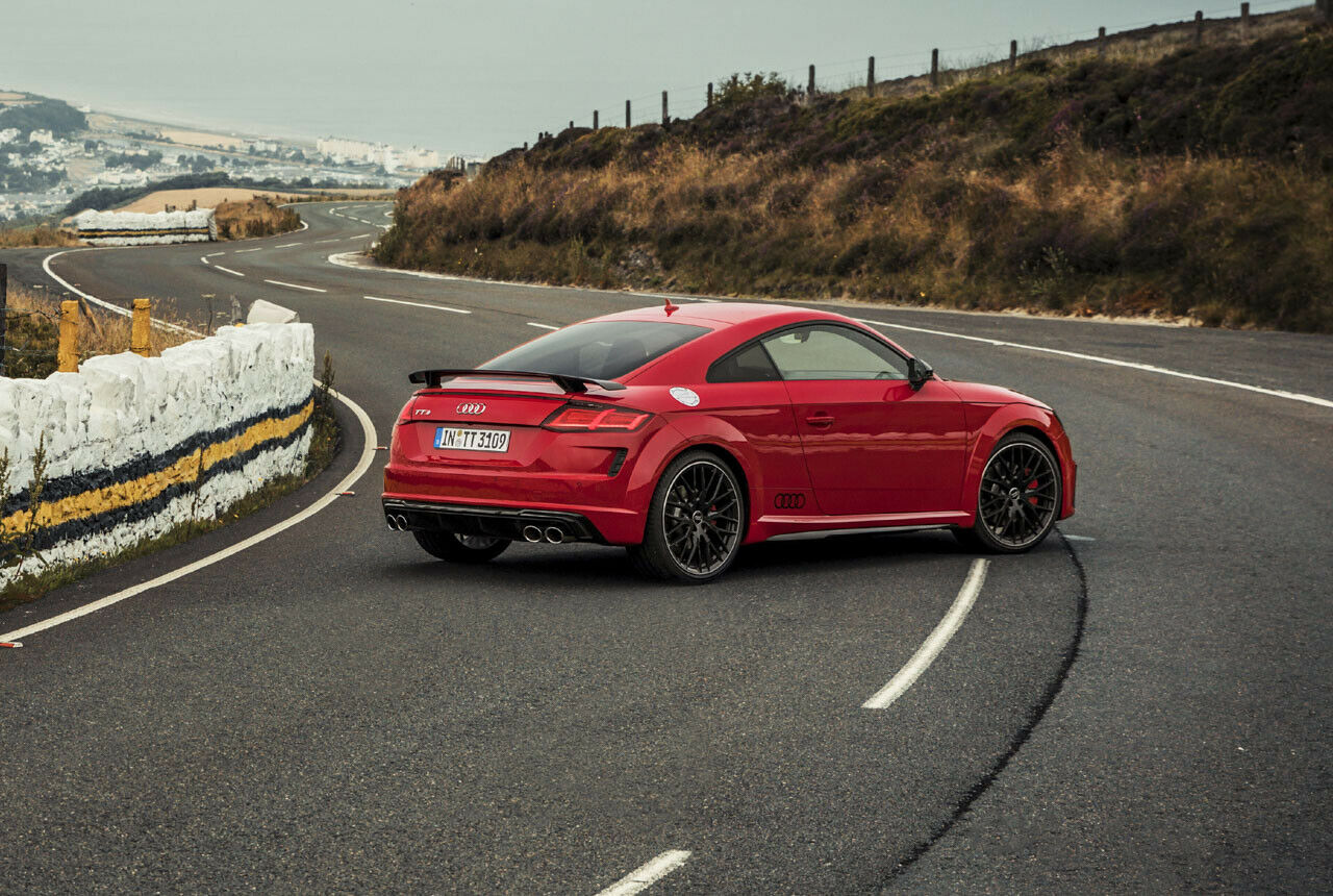 Rechts die Böschung, links der Abgrund und immer wieder Betonmauern - und dazwischen ein mindestens 54.500 Euro teures Audi TTS Coupé