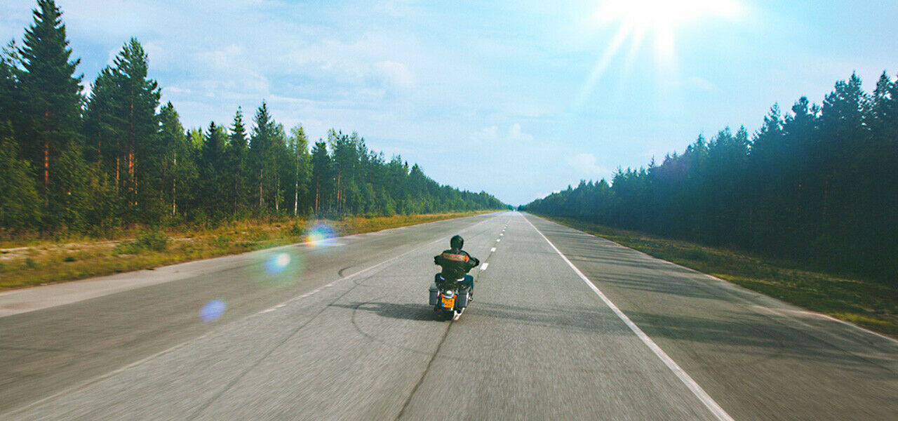 Wer seine Seele ans Harley-Marketing verkauft, darf dafür monatelang gegen Bezahlung Motorradfahren. Inklusive Spesen und Motorrad