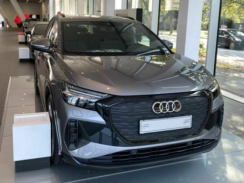Audi Q4 - Taifungrau, Advanced, schwarz