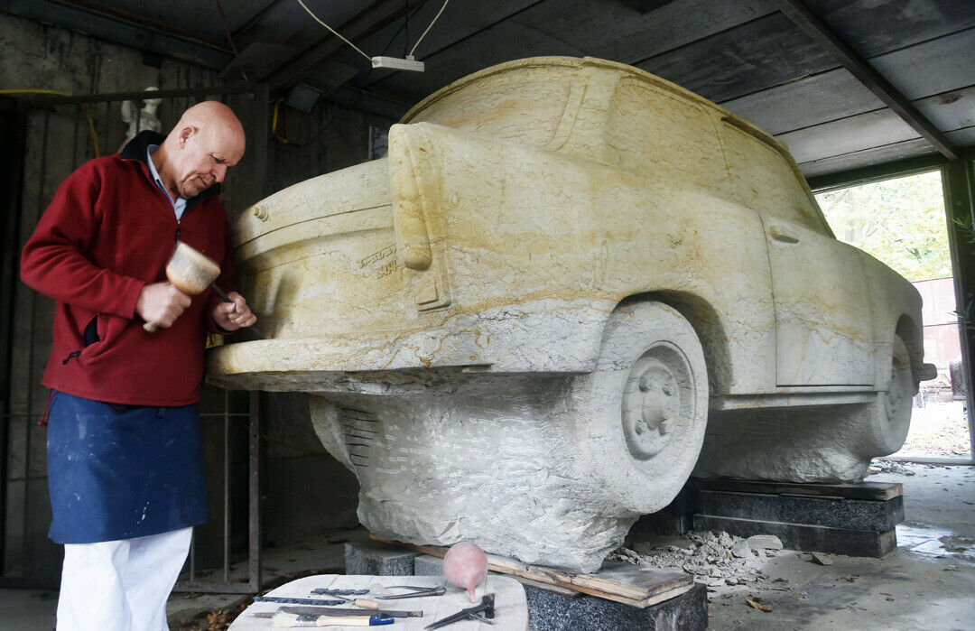 Die Skulptur des Trabant 601 S wiegt rund 13 Tonnen