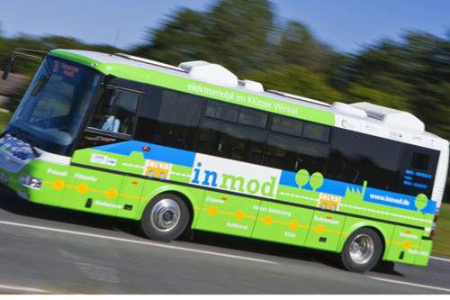 Ein Elektrobus befördert Fahrgäste von Boltenhagen an der Ostseeküste bis nach Timmendorf
