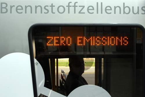 Der Bus wird von einem E-Motor angetrieben, den Strom liefert eine Brennstoffzelle