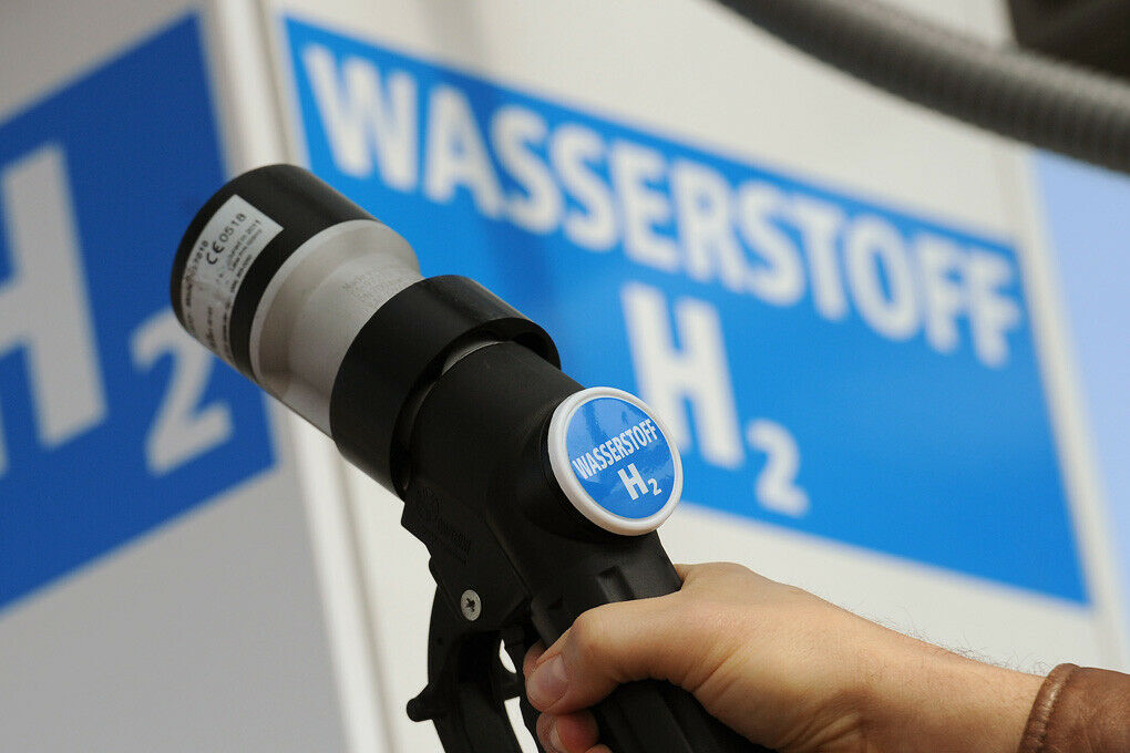 In Deutschland gibt es bislang nur rund 15 Wasserstofftankstellen. Bis 2015 sollen es 50 werden