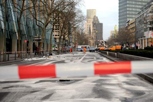 Die Berliner Polizei hat die Tauentzienstraße im Bereich des Kaufhaus des Westens gesperrt. Zuvor war bei einem illegalen Autorennen ein Fahrer tödlich verunglückt