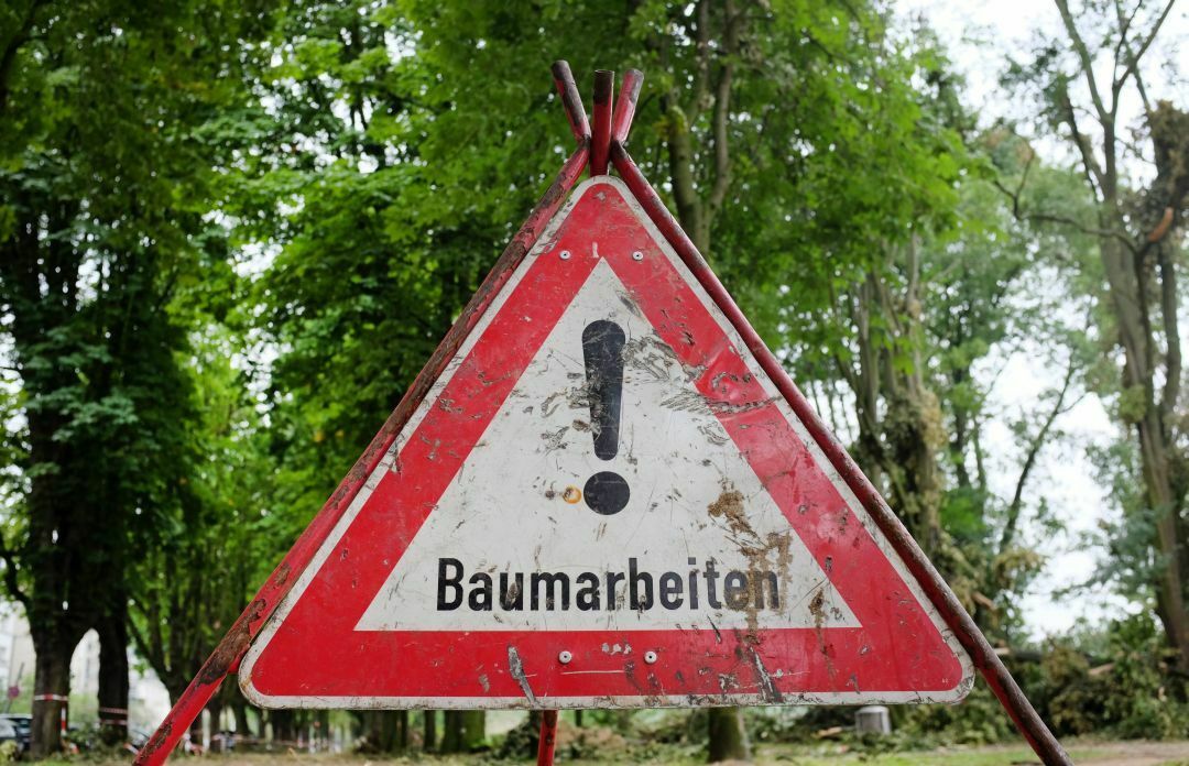 Wer ein schmutziges oder beschädigtes Verkehrsschild entdeckt, kann dies auf der Seite des Schilderüberwachungsvereins melden