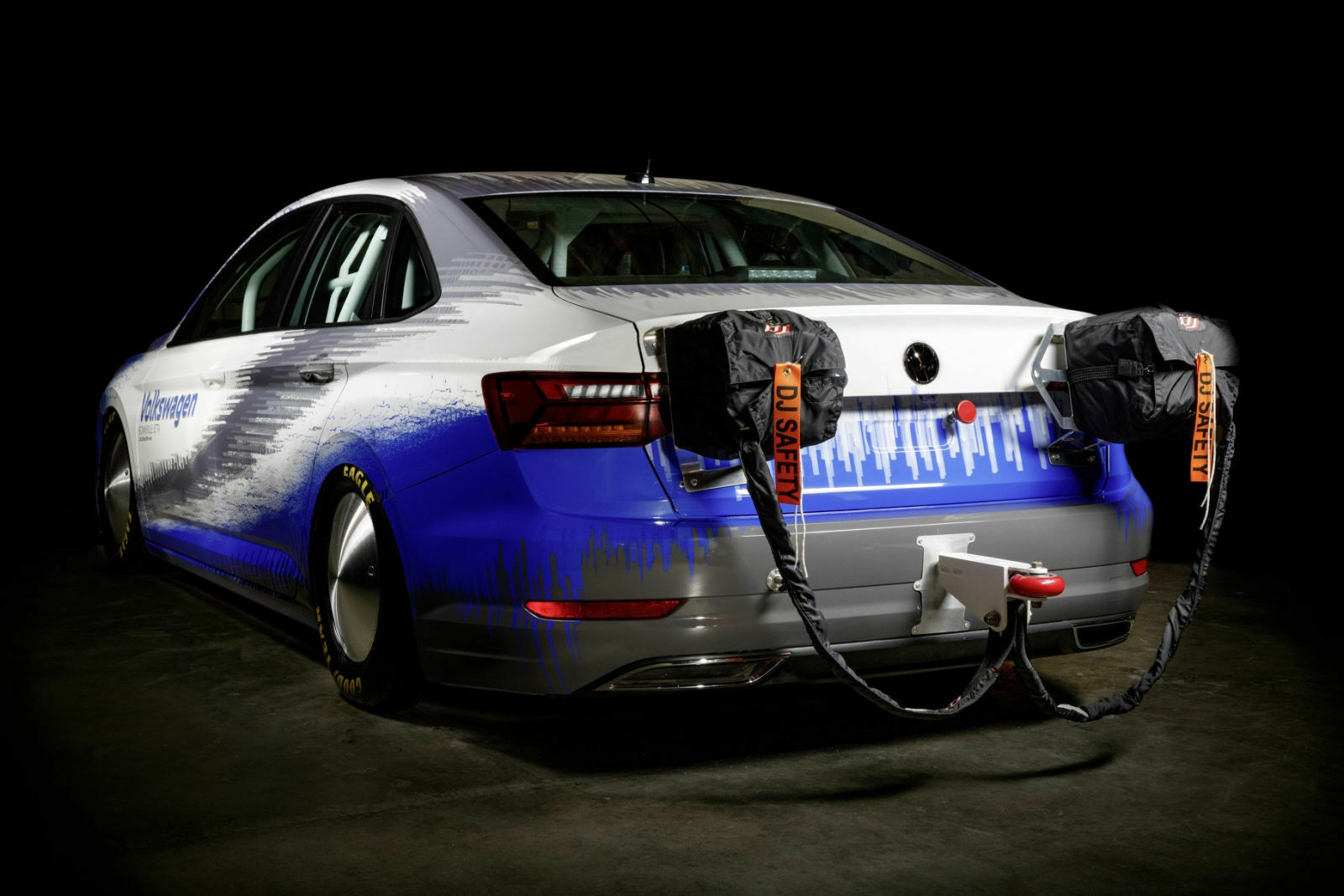 Definitiv nicht Serie beim VW Jetta: Bremsfallschirme für den Salzsee