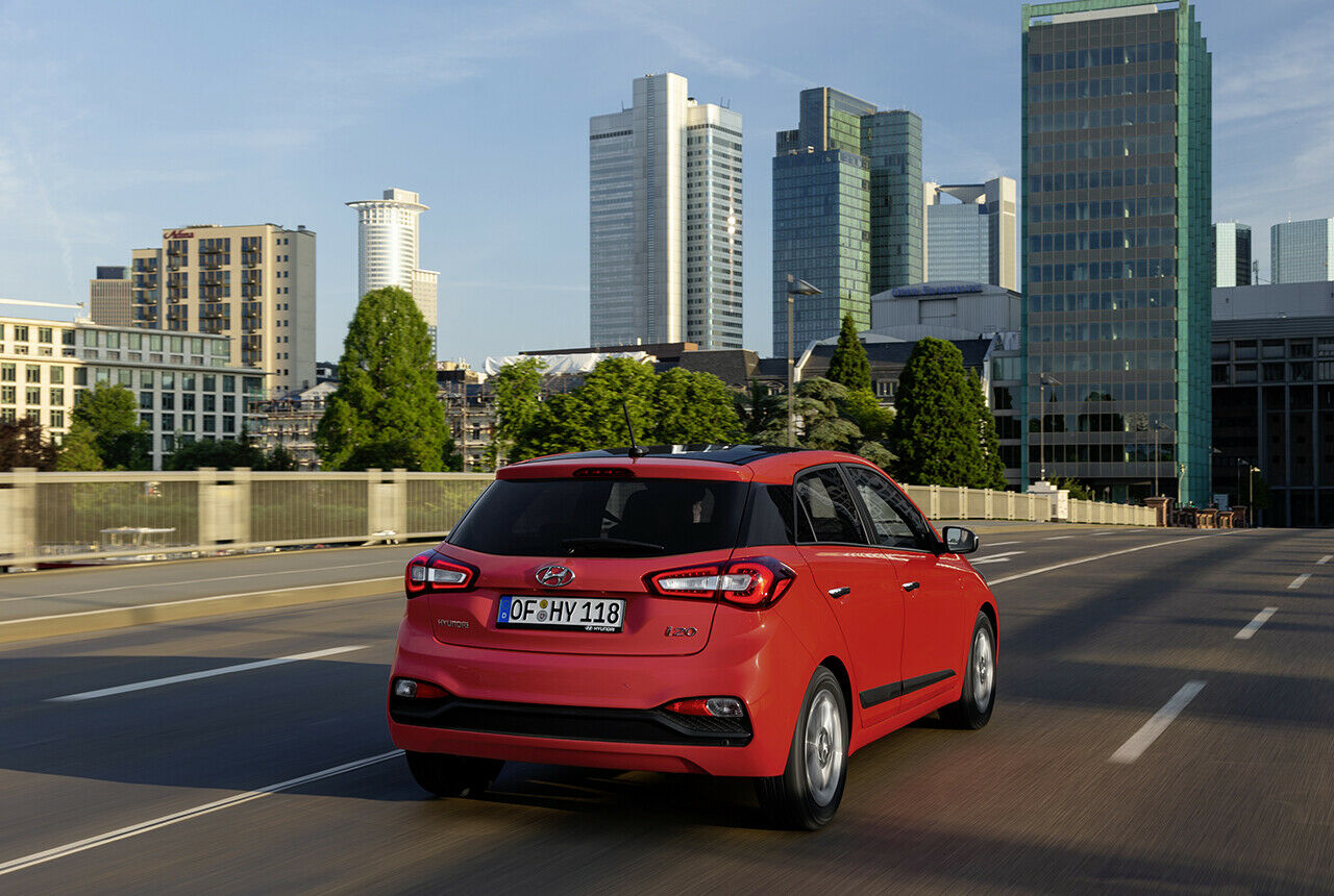 Das Nummernschild ist mit dem Facelift von der Stoßstange zur Heckklappe gerutscht