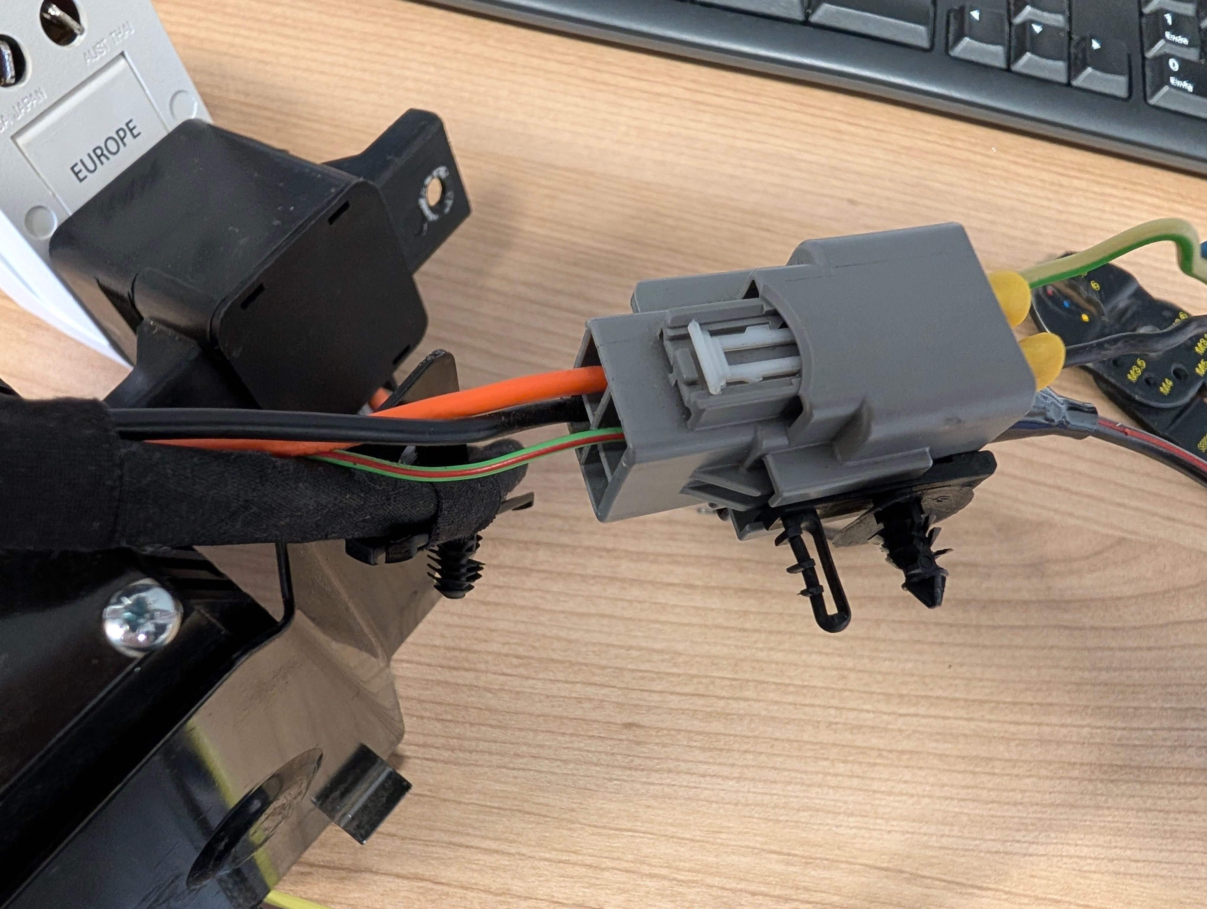 Schaltplan / Anschluß Power Inverter BK2T-19G317-BD