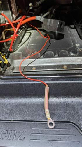 Kabel am Pluspol der Zusatzbatterie