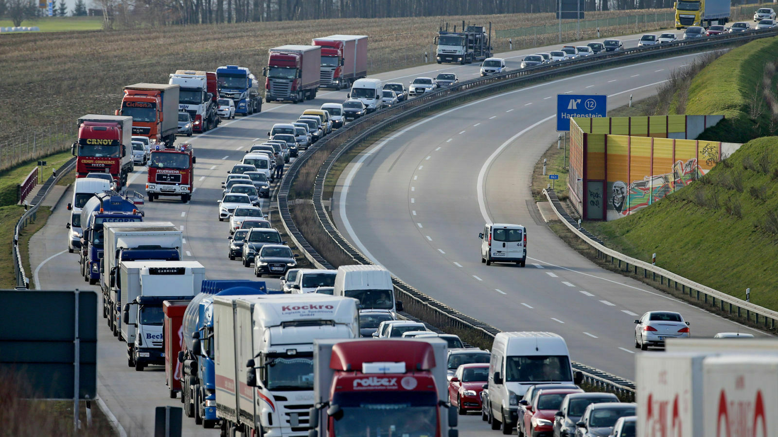 So sollte eine Rettungsgasse aussehen. Sie muss bei jedem Stau auf der Autobahn gebildet werden. In der Praxis funktioniert das nur selten