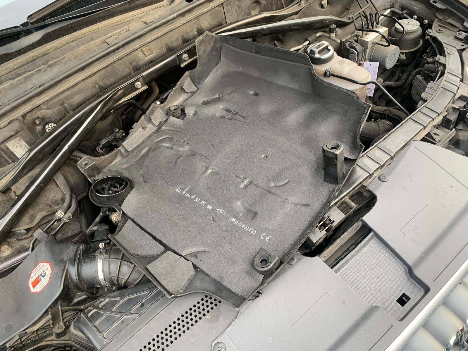 Schaumstoff unter dem Motordeckel