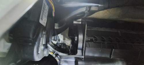 Das Kabel geht zum Airbag-Stg.
