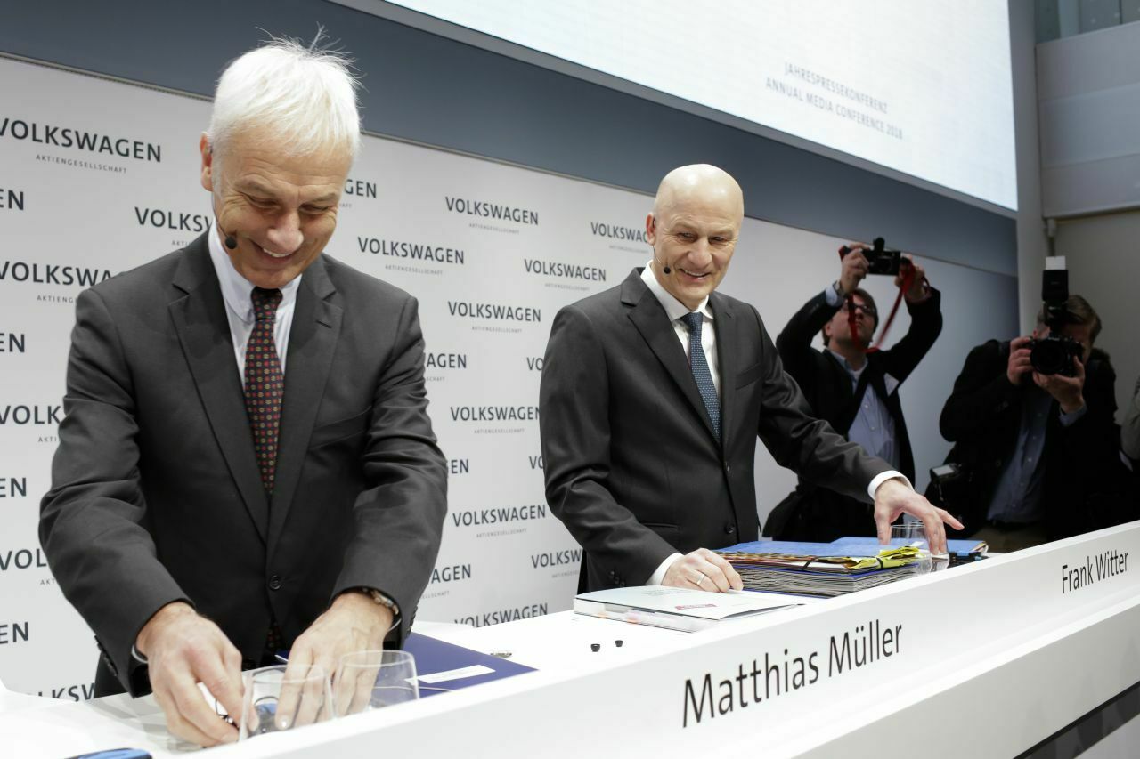 VW-Konzernchef Matthias Müller (l.) und Finanzchef Frank Witter auf der Jahrespressekonferenz des VW-Konzerns im März 2018
