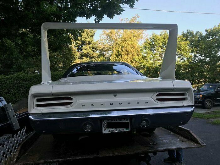 Ja, der Plymouth Road Runner Superbird kam 1970 serienmäßig tatsächlich mit diesem Heckflügel