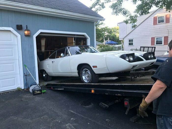 Wer hätte in dieser unscheinbaren, hölzernen Garage eines der (aus heutiger Sicht) legendärsten Muscle-Cars vermutet? Oder gar deren zwei?