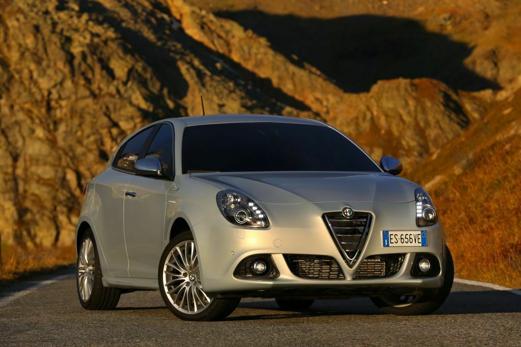 Rund um die Scheinwerfer erkennen Fans der Marke, dass sie es hier mit der gelifteten Giulietta zu tun haben