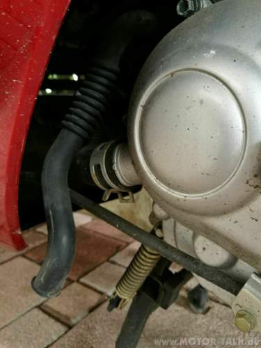 Kymco-schlauch-am-motor-3