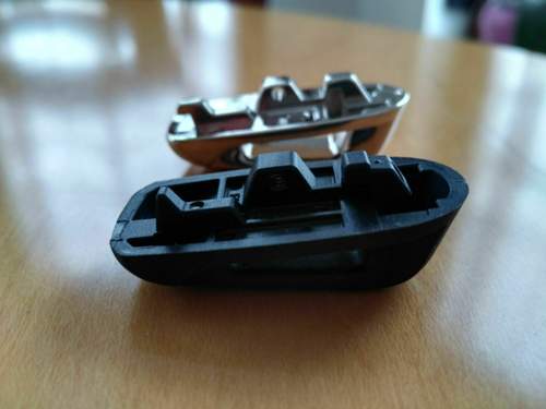 Ibiza-Plastikkappe und VW-Chromkappe