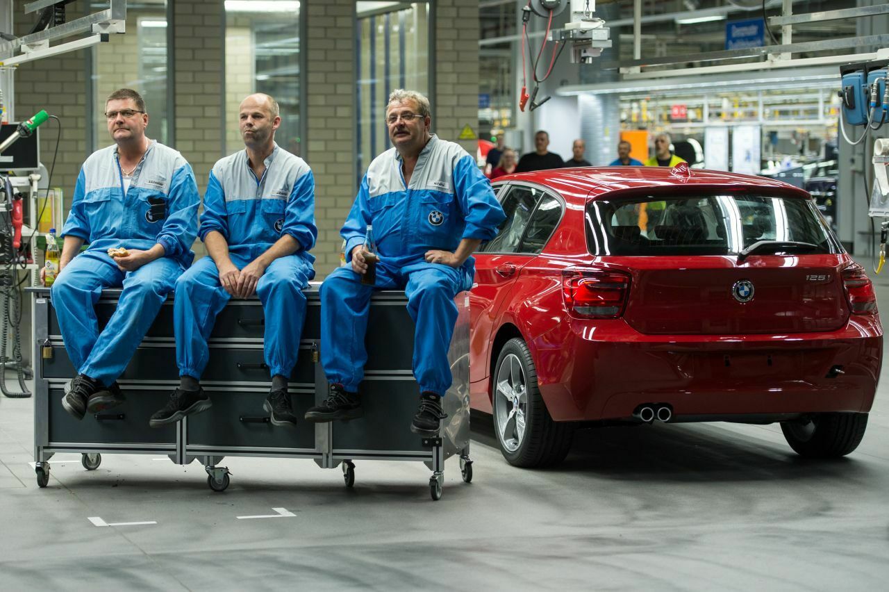 BMW-Mitarbeiter in Regensburg schauen das EM-Halbfinale, 2012. Nach einem Bericht des Münchner Merkus will BMW unter anderem bezahlte Pausen einschränken
