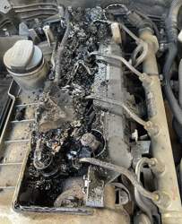 Schmelztiegel unter der Motorabdeckung