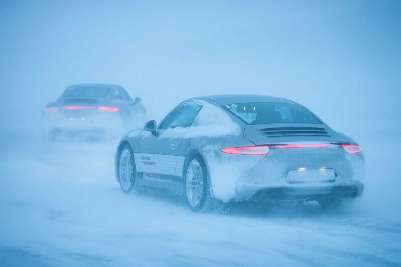 Zurück zum Sammelplatz. Dort werden bei der Porsche Ice-Force die Fahrzeuge getauscht.