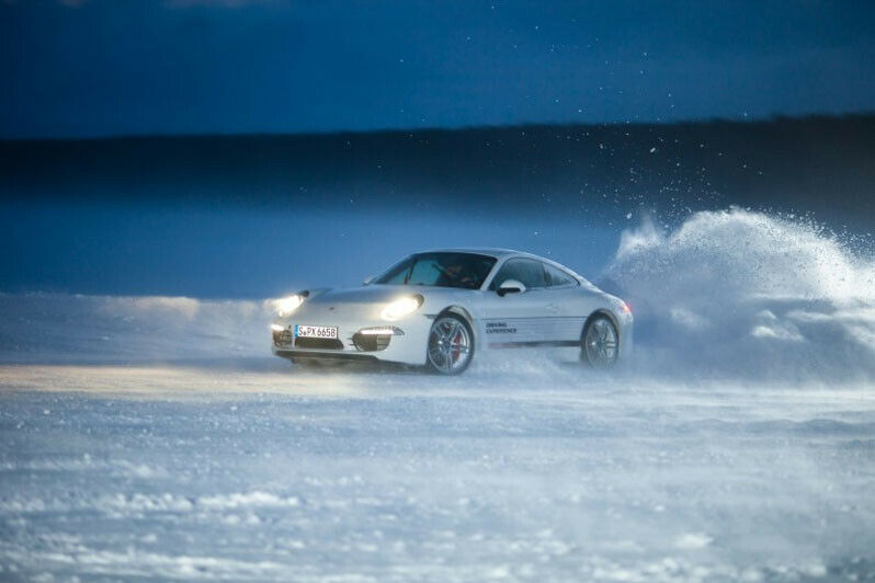 Egal wohin man blickt: Ein Porsche, der gerade Schnee aufwirbelt.