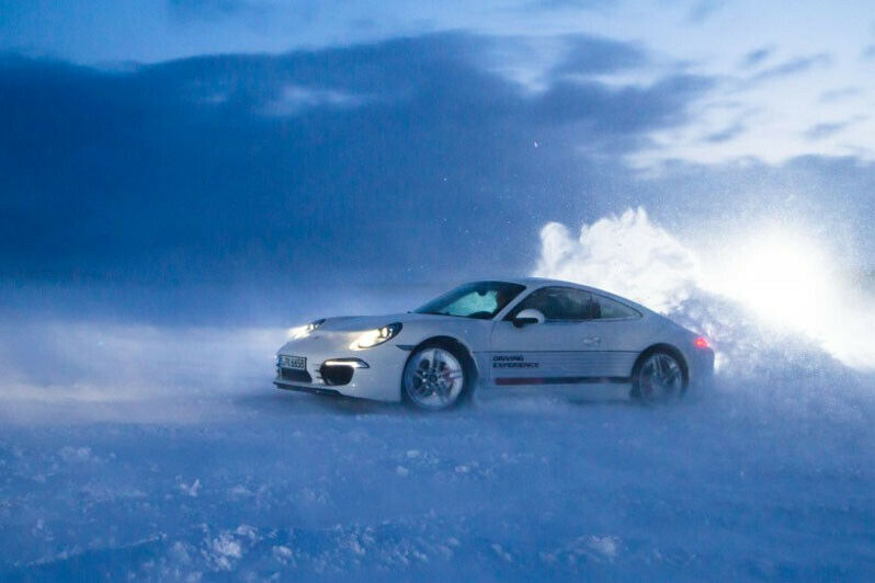 Langsam wird es in Ivalo Tag und die Porsches sind auf Betriebstemperatur.