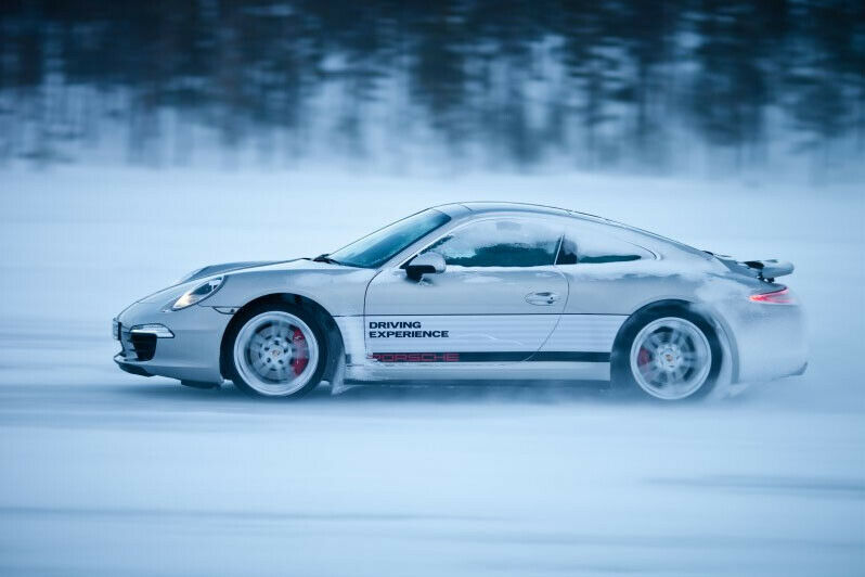 Das Eis unter den Porsches ist rund 60 Zentimeter dick.