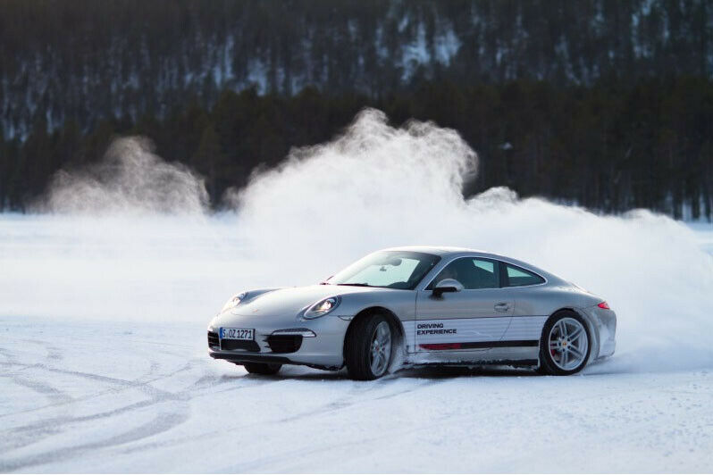 Beim perfekten Drift zeigt die Nase des Porsches Richtung Kurvenscheitel.