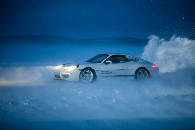 Das Fahren auf Schnee und Eis ist keine einfache, aber eine sehr spaßige Angelegenheit.