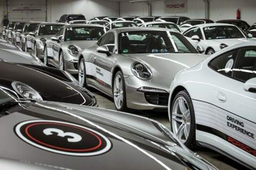 Vor der ersten Ausfahrt stehen die Porsches aufgereiht in einer riesigen Garage.