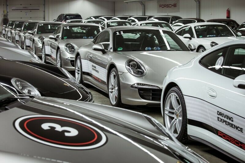 Vor der ersten Ausfahrt stehen die Porsches aufgereiht in einer riesigen Garage.