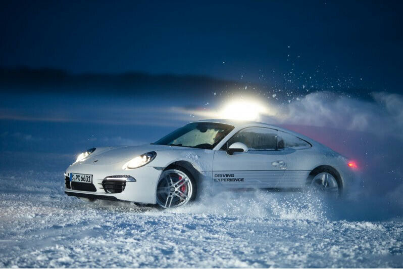 Mit kräftigem Gasfuß bringen die Teilnehmer der Porsche Ice-Force den Schnee zum Fliegen.