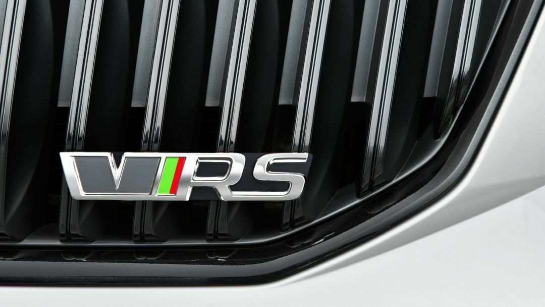 RS-Logo am neuen Octavia: Das genaue Design bleibt noch bis zum Goodwood Festival of Speed  (11. - 14. Juli) geheim.