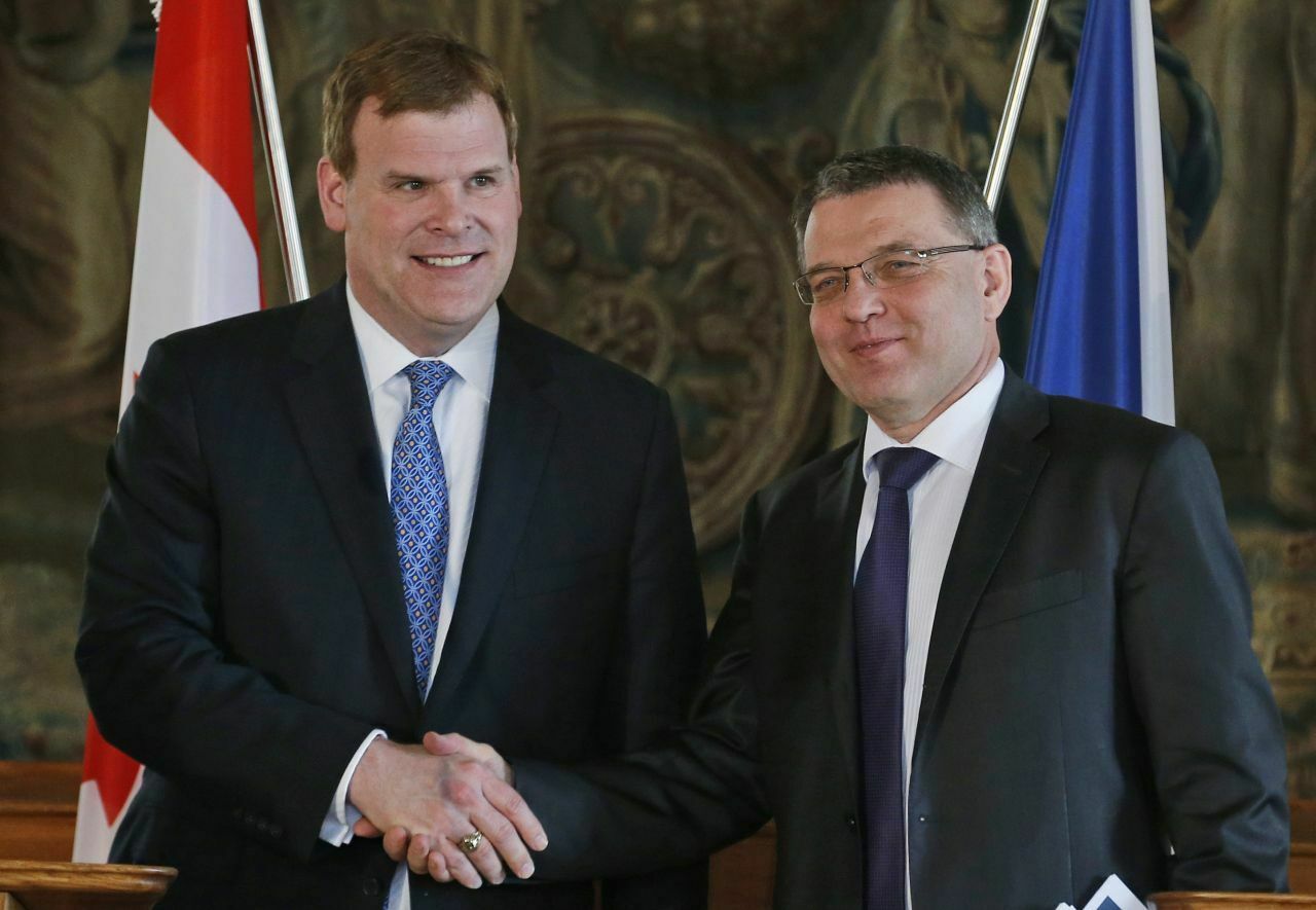 Schneller Minister: Lubomir Zaoralek (r.) mit dem kanadischen Außenminister John Baird