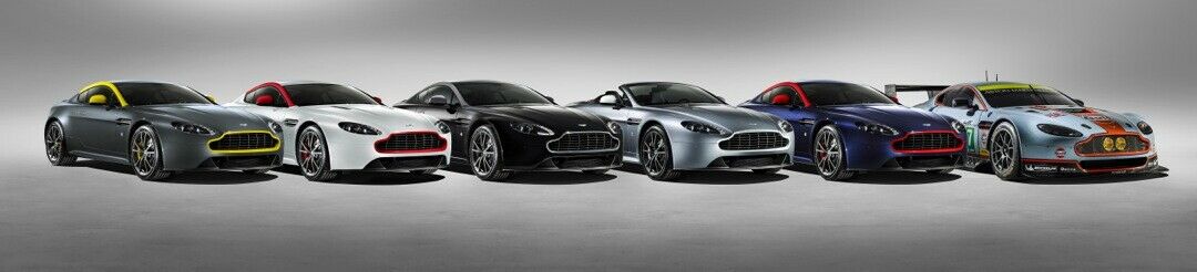 Aston Martin bietet den N430 in verschiedenen Farbkombinationen an. Ganz Rechts das inspirierende GT4-Modell
