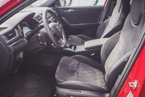 Viel Platz, komfortable Sitze: Selbst nach mehrstündiger Fahrt auf Landstraße und Autobahn steigt man einigermaßen fit aus dem Auto