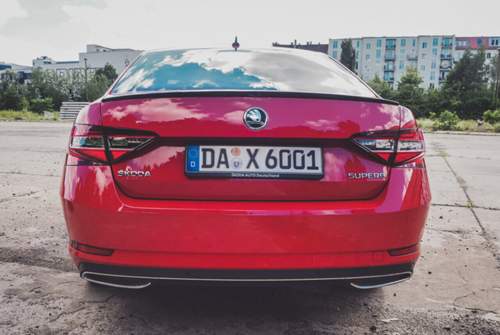 Abgas-Show am Heck des Skoda Superb: Die silbernen Endrohre sind Attrappen, die Abgase werden unterhalb des Fahrzeugs ins Freie entlassen