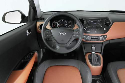Hyundai i10 Cockpit: Die in vier Farben lieferbare Blende erinnert an den Opel Adam. Mit dessen Lifestyle-Image will der i10 aber nichts zu tun haben - im Schnitt ist die Kundschaft deutlich älter als bei Opel