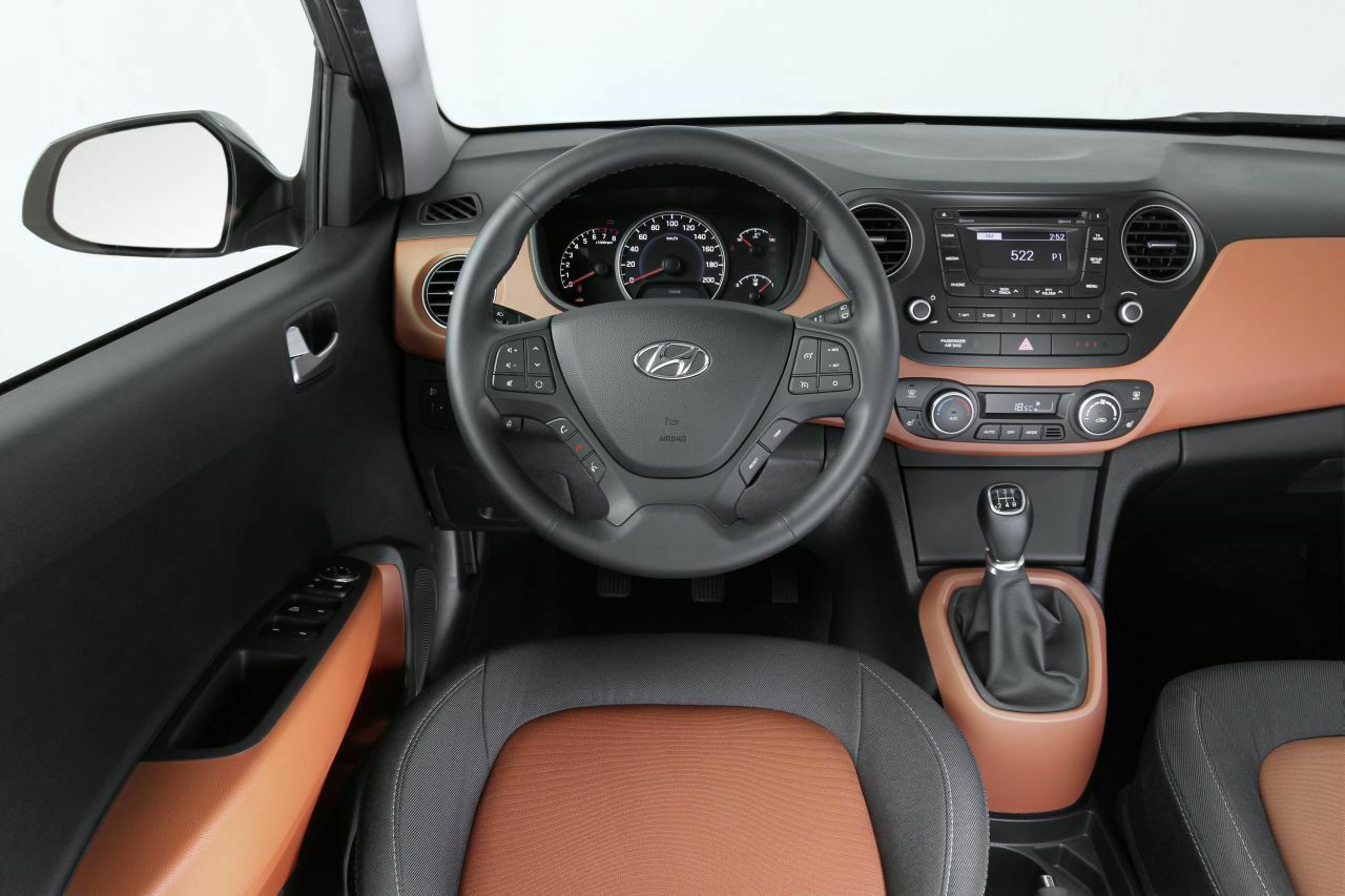 Hyundai i10 Cockpit: Die in vier Farben lieferbare Blende erinnert an den Opel Adam. Mit dessen Lifestyle-Image will der i10 aber nichts zu tun haben - im Schnitt ist die Kundschaft deutlich älter als bei Opel