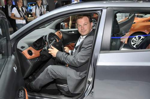 MOTOR-TALK Redakteuer Björn Tolksdorf sitzt Probe im neuen Hyundai i10